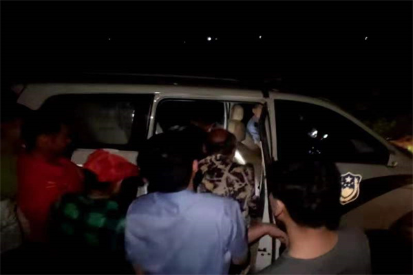 生死时速！宁远县民警一路狂奔救回轻生男子1.jpg
