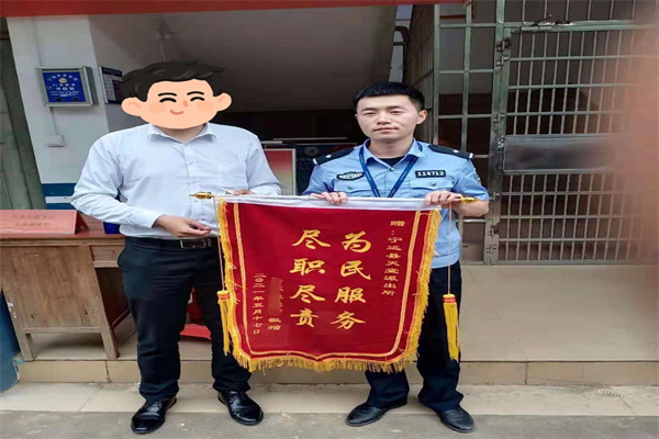 生死时速！宁远县民警一路狂奔救回轻生男子.jpg