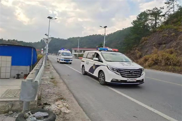 汝城交警开辟绿色通道 保障救援应急车辆优先通行.jpg