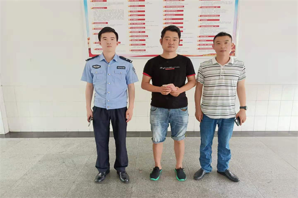 【我为群众办实事 我为警旗添光彩】男子ATM机取钱忘拿,常宁宜阳警方帮助找回.png 【我为群众办实事 我为警旗添光彩】男子ATM机取钱忘拿,常宁宜阳警方帮助找回.png