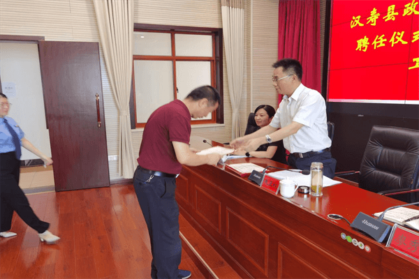 县委副书记、政法委书记朱正权为执法监督员颁发聘书.png