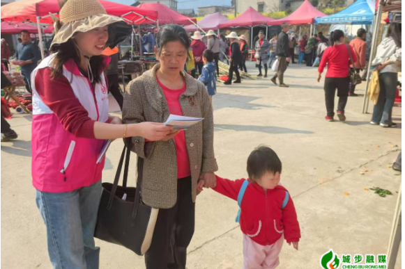 茅坪镇：送法护花蕾 普法助成长