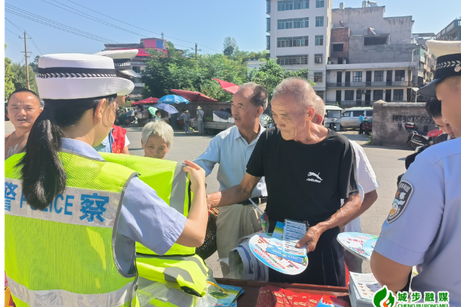 西岩镇：开展“平安出行 文明相伴”道路交通安全宣传活动