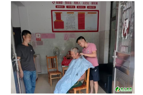 白毛坪镇横板桥村：“头雁”领航带出村干部“理发队”