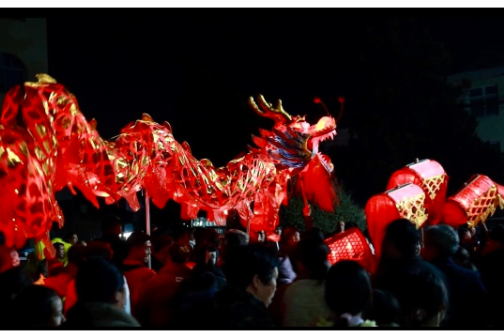 白毛坪镇：龙狮欢腾闹新春 烟火璀璨贺佳节