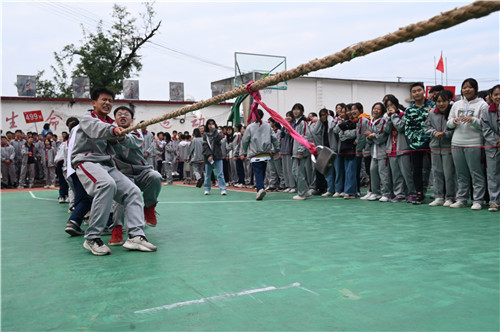 10月18日，蓝山县第二中学，同学们充分利用课后时间开展篮球、乒乓球、拔河等运动，既在寒风中热了身、也调节了紧张的学习氛围。这是蓝山县落实“双减”政策，提升教学质量的一个缩影。

今年以来，蓝山县积极落实校内课后服务义务教育学校全覆盖、有需求的学生全覆盖，以促进学生全面发展为导向，积极探索教学模式，加强特色课程建设，丰富教学资源，创新育人方式，确保学生在校园内学足学好学科知识的同时，培养个性化兴趣特长，实现德智体美劳全面发展，真正把课后延时服务办成“双减”主阵地和素质教育大课堂。