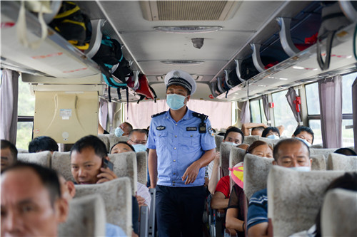 近日，蓝山县二广高速南风坳省际检查站，高速交警正在检查从广东进入湖南的两客一危车辆，确保道路运输安全。

国庆长假期间，湖南高速交警永州蓝山大队全员上岗、全时段坚守岗位，以小家的牺牲确保湖南“南大门”的安全和全省高速路网畅通。