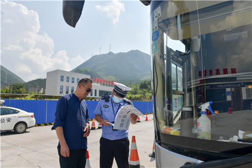 近日，蓝山县二广高速南风坳省际检查站，高速交警正在检查从广东进入湖南的两客一危车辆，确保道路运输安全。

国庆长假期间，湖南高速交警永州蓝山大队全员上岗、全时段坚守岗位，以小家的牺牲确保湖南“南大门”的安全和全省高速路网畅通。