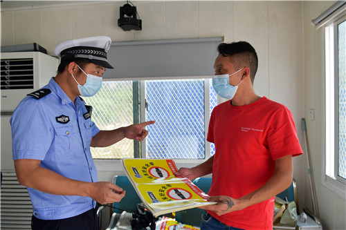 近日，蓝山县二广高速南风坳省际检查站，高速交警正在检查从广东进入湖南的两客一危车辆，确保道路运输安全。

国庆长假期间，湖南高速交警永州蓝山大队全员上岗、全时段坚守岗位，以小家的牺牲确保湖南“南大门”的安全和全省高速路网畅通。