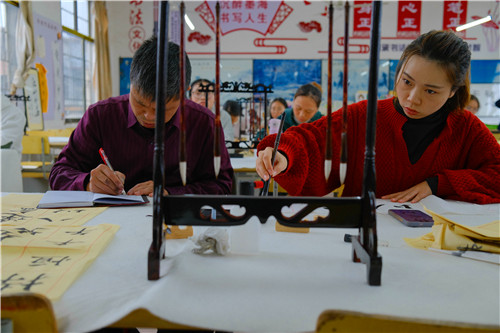 10月29日，蓝山县第一中学书法教室，该县书法家协会资深书法老师，正在给来自各中小学校的书法老师上课。这是该县落实国家书法教育政策、传承书法国粹的一个缩影。

近年来，该县将硬笔书法家协会、书法家协会、老年书法家协会进行融合，完美地实现了“三合一”，通过送书法下乡、送书法课进校园等活动，向全社会广泛播撒书法的种子。在教育系统率先开设了“书法公益课堂”，邀请书法家协会资深老师免费为各中小学校培育骨干书法老师，并通过培训提升各中小学校书法教育的能力和水平，以期通过综合发力传承好书法这门传统国粹。