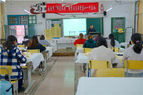 10月29日，蓝山县第一中学书法教室，该县书法家协会资深书法老师，正在给来自各中小学校的书法老师上课。这是该县落实国家书法教育政策、传承书法国粹的一个缩影。

近年来，该县将硬笔书法家协会、书法家协会、老年书法家协会进行融合，完美地实现了“三合一”，通过送书法下乡、送书法课进校园等活动，向全社会广泛播撒书法的种子。在教育系统率先开设了“书法公益课堂”，邀请书法家协会资深老师免费为各中小学校培育骨干书法老师，并通过培训提升各中小学校书法教育的能力和水平，以期通过综合发力传承好书法这门传统国粹。