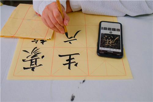 10月29日，蓝山县第一中学书法教室，该县书法家协会资深书法老师，正在给来自各中小学校的书法老师上课。这是该县落实国家书法教育政策、传承书法国粹的一个缩影。

近年来，该县将硬笔书法家协会、书法家协会、老年书法家协会进行融合，完美地实现了“三合一”，通过送书法下乡、送书法课进校园等活动，向全社会广泛播撒书法的种子。在教育系统率先开设了“书法公益课堂”，邀请书法家协会资深老师免费为各中小学校培育骨干书法老师，并通过培训提升各中小学校书法教育的能力和水平，以期通过综合发力传承好书法这门传统国粹。