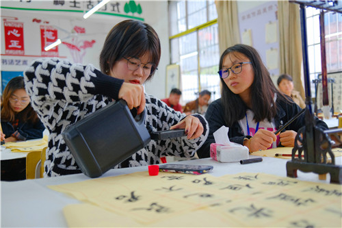 10月29日，蓝山县第一中学书法教室，该县书法家协会资深书法老师，正在给来自各中小学校的书法老师上课。这是该县落实国家书法教育政策、传承书法国粹的一个缩影。

近年来，该县将硬笔书法家协会、书法家协会、老年书法家协会进行融合，完美地实现了“三合一”，通过送书法下乡、送书法课进校园等活动，向全社会广泛播撒书法的种子。在教育系统率先开设了“书法公益课堂”，邀请书法家协会资深老师免费为各中小学校培育骨干书法老师，并通过培训提升各中小学校书法教育的能力和水平，以期通过综合发力传承好书法这门传统国粹。