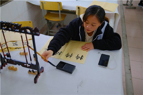 10月29日，蓝山县第一中学书法教室，该县书法家协会资深书法老师，正在给来自各中小学校的书法老师上课。这是该县落实国家书法教育政策、传承书法国粹的一个缩影。

近年来，该县将硬笔书法家协会、书法家协会、老年书法家协会进行融合，完美地实现了“三合一”，通过送书法下乡、送书法课进校园等活动，向全社会广泛播撒书法的种子。在教育系统率先开设了“书法公益课堂”，邀请书法家协会资深老师免费为各中小学校培育骨干书法老师，并通过培训提升各中小学校书法教育的能力和水平，以期通过综合发力传承好书法这门传统国粹。