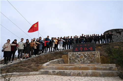 11月19日，蓝山县浆洞瑶族乡五号哨所，该县党校秋季科干班学员前来开展党性锻炼活动。
在临时党支部的组织下，学员们重走了先烈们曾经走过的道路，回忆那段激情燃烧的峥嵘岁月，并在党旗下重温了入党誓词。通过活动，切实增强了大家的党性原则，提高了责任意识与使命意识。