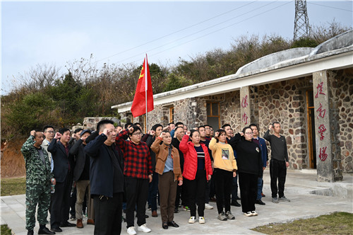 11月19日，蓝山县浆洞瑶族乡五号哨所，该县党校秋季科干班学员前来开展党性锻炼活动。
在临时党支部的组织下，学员们重走了先烈们曾经走过的道路，回忆那段激情燃烧的峥嵘岁月，并在党旗下重温了入党誓词。通过活动，切实增强了大家的党性原则，提高了责任意识与使命意识。