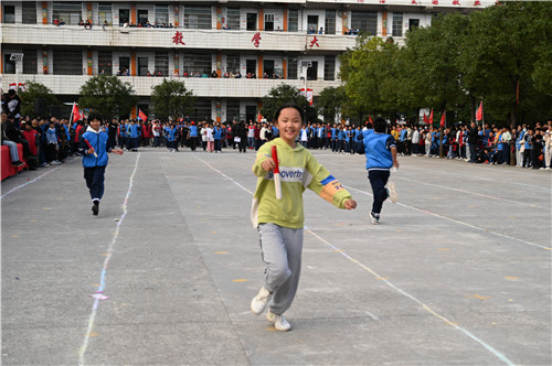 11月24日，蓝山县第一中学体艺节4*100米接力赛现场，同学们为了班集体的荣誉一棒接着一棒全力以赴地奔跑。既跑出来寒风中的热度，也跑出了新时代中学生的新风貌，让孩子们从中学会了爱国、爱家、爱集体的价值观。