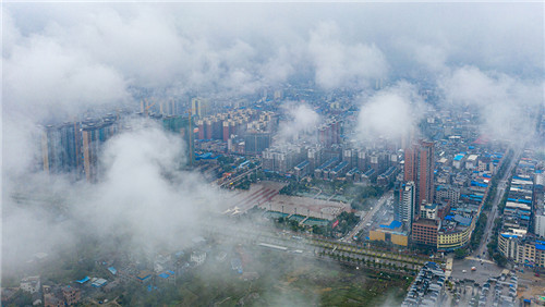 11月3日，深秋雨后，蓝山县城在云雾缭绕中时隐时现，似幻似真，使人感到一种缥缈的仙境之美。云海中的高楼若隐若现，模模糊糊，虚虚实实，令观者捉摸不定。
  近年来，蓝山县坚持树立“树立绿水青山就是金山”的理念，坚决守好生态“红线关”和“底线关”，打好蓝天、碧水、净土保卫战，扎实推进湘江保护和治理行动计划。形成了政府主导、群众自觉参与保护生态环境、保护绿水青山的共识，自然生态环境得到了有效的保护，为乡村旅游助推乡村振兴打下了坚实的基础。