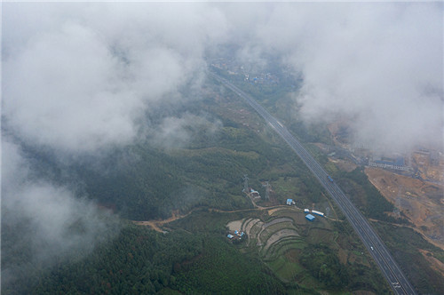 11月3日，深秋雨后，蓝山县城在云雾缭绕中时隐时现，似幻似真，使人感到一种缥缈的仙境之美。云海中的高楼若隐若现，模模糊糊，虚虚实实，令观者捉摸不定。
  近年来，蓝山县坚持树立“树立绿水青山就是金山”的理念，坚决守好生态“红线关”和“底线关”，打好蓝天、碧水、净土保卫战，扎实推进湘江保护和治理行动计划。形成了政府主导、群众自觉参与保护生态环境、保护绿水青山的共识，自然生态环境得到了有效的保护，为乡村旅游助推乡村振兴打下了坚实的基础。