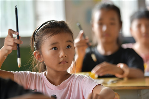 梁利 段浩）9月28日，蓝山县所城镇大麻学校，孩子接受了一场生动的书法启蒙课，蓝山县文联联合县书法家协会的骨干书法家前来开展“写好中国字、做好中国人”送书法进校园活动。

活动中，书法家们向孩子们赠送了简易书法套装并讲解了文房四宝使用方法；在书法课上，书法家们深入浅出地讲解了硬笔书法、软笔书法基础知识，并在书法教学过程中教育孩子们从小立志“写好中国字、做好中国人”。

课后，书法家们现场进行书法写作表演，吸引大山里的孩子们引颈围观、争先恐后地向书法家们求取书法作品，并高高兴兴、蹦蹦跳跳地带着书法家们赠送的