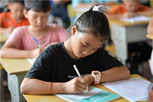 梁利 段浩）9月28日，蓝山县所城镇大麻学校，孩子接受了一场生动的书法启蒙课，蓝山县文联联合县书法家协会的骨干书法家前来开展“写好中国字、做好中国人”送书法进校园活动。

活动中，书法家们向孩子们赠送了简易书法套装并讲解了文房四宝使用方法；在书法课上，书法家们深入浅出地讲解了硬笔书法、软笔书法基础知识，并在书法教学过程中教育孩子们从小立志“写好中国字、做好中国人”。

课后，书法家们现场进行书法写作表演，吸引大山里的孩子们引颈围观、争先恐后地向书法家们求取书法作品，并高高兴兴、蹦蹦跳跳地带着书法家们赠送的