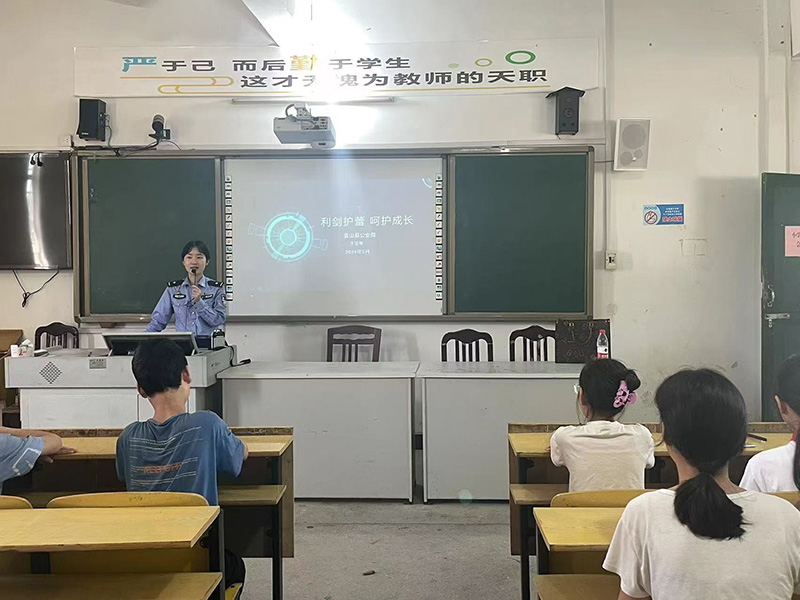 法润校园 青春璀璨一一蓝屏学校开展“利剑护蕾 呵护成长”法治宣传教育活动暨青春期健康讲座2.jpg