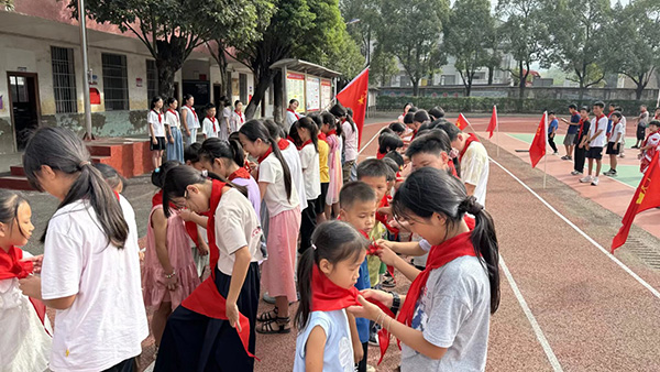蓝山县各小学举行新队员入队仪式（一）3.jpg