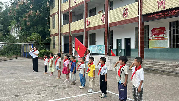蓝山县各小学举行新队员入队仪式（一）1.jpg
