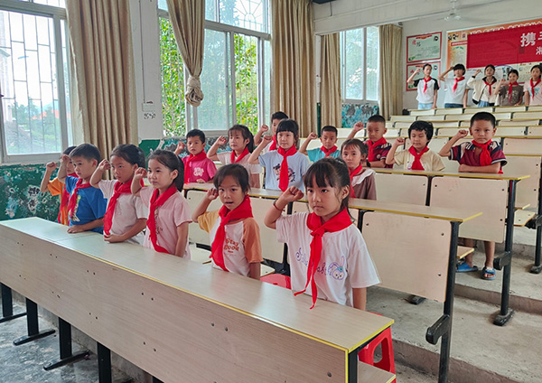 蓝山县各小学举行新队员入队仪式（一）5.jpg