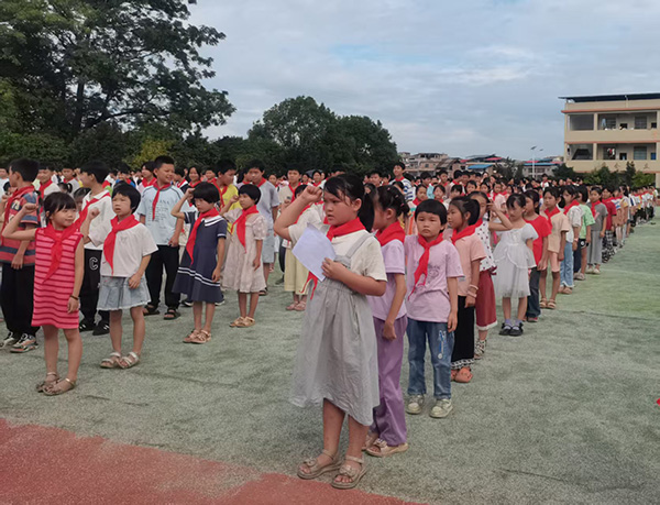 蓝山县各小学举行新队员入队仪式（二）2.jpg