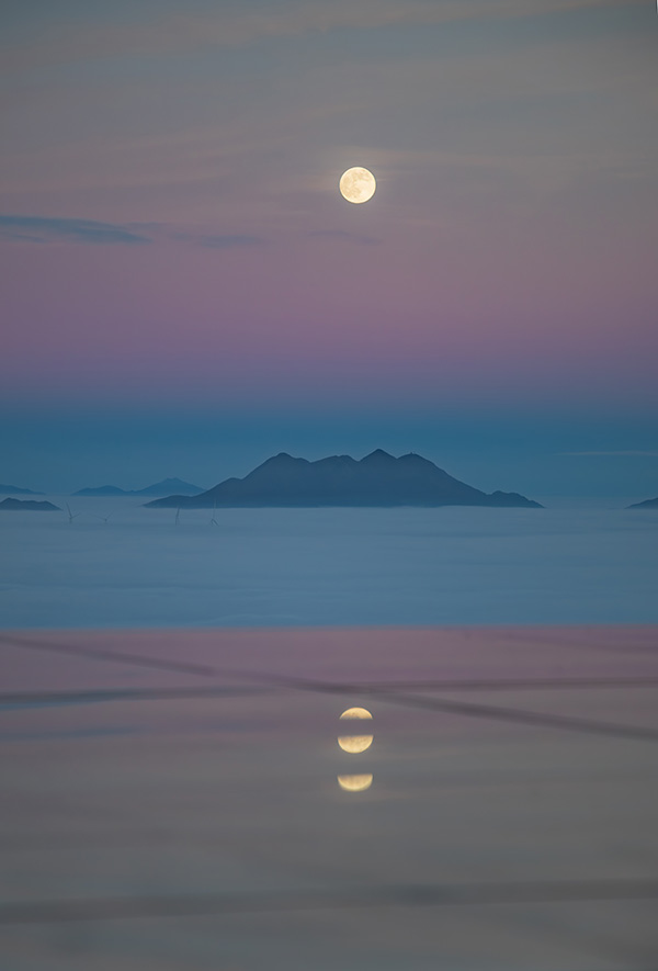 美丽蓝山:超级月亮邂逅云海 绘就壮美图景1.jpg 美丽蓝山:超级月亮邂逅云海 绘就壮美图景1.jpg