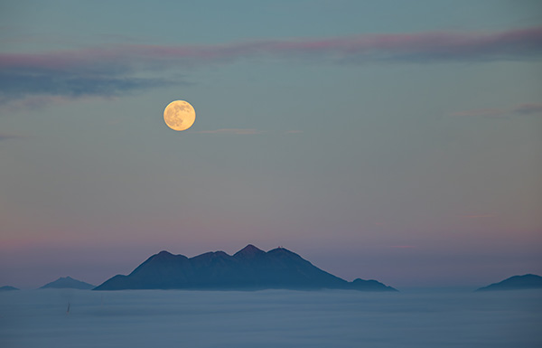 美丽蓝山:超级月亮邂逅云海 绘就壮美图景3.jpg 美丽蓝山:超级月亮邂逅云海 绘就壮美图景3.jpg