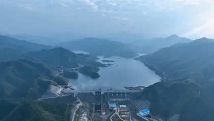 毛俊水库：初冬暖阳 静谧如诗