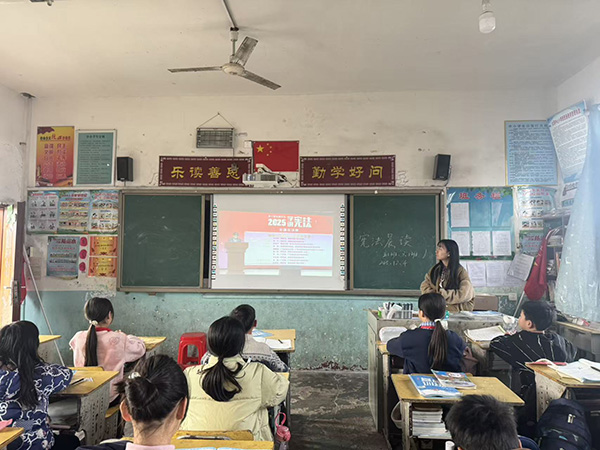 蓝山县各中小学开展“学宪法 讲宪法”活动（一）2.jpg