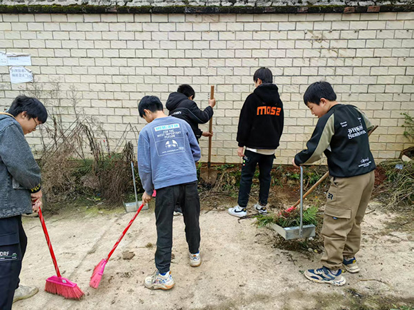 正市学校开展学雷锋实践活动，传承时代精神.jpg