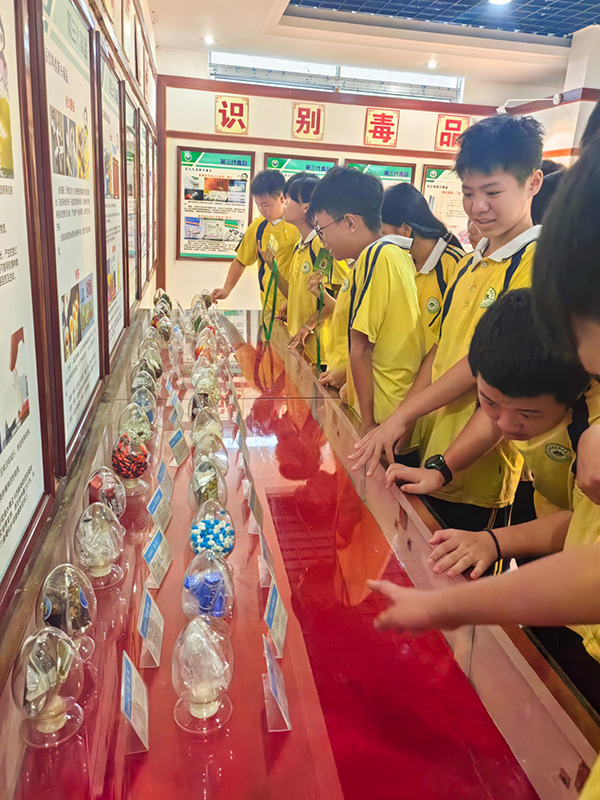 蓝山县各中小学参观禁毒教育基地（一）3.jpg