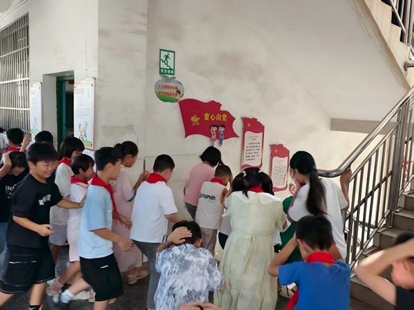 中小学开展应急演练21.jpg
