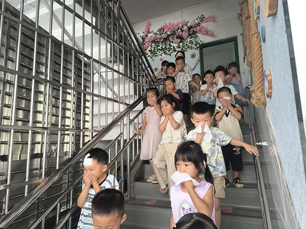 中小学开展应急演练4.jpg