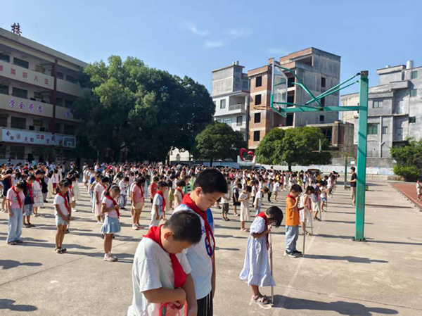 蓝山县各中小学举行纪念“九一八”爱国主义教育（一）4.jpg