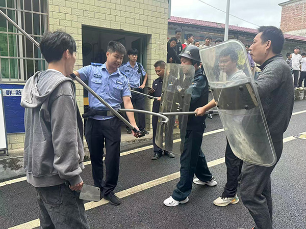 蓝山县各中小学开展应急演练及反恐防暴演练（六）4.jpg