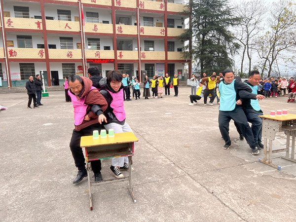 蓝山县各中小学举办庆元旦系列活动(一)1.jpg 蓝山县各中小学举办庆元旦系列活动(一)1.jpg