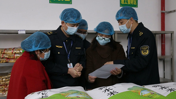 蓝山：守好师生“盘中餐” 筑牢校园食品安全防线