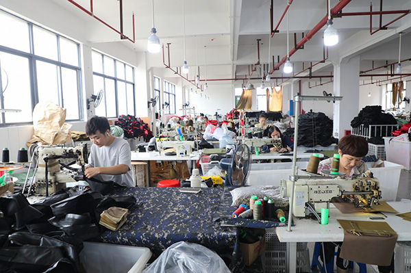(图片新闻)蓝山县各工业企业开足马力赶订单 忙生产2.jpg