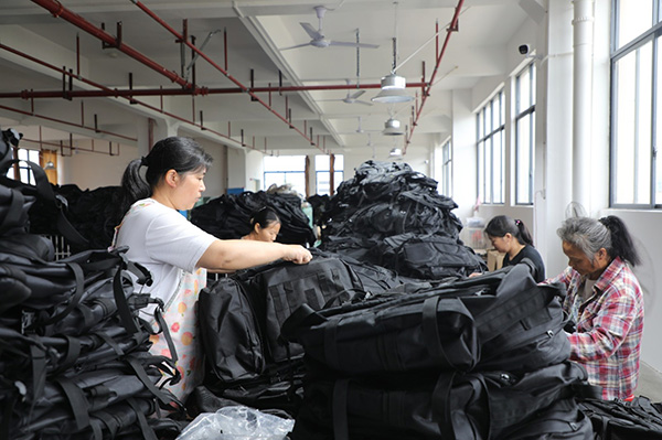 (图片新闻)蓝山县各工业企业开足马力赶订单 忙生产5.jpg