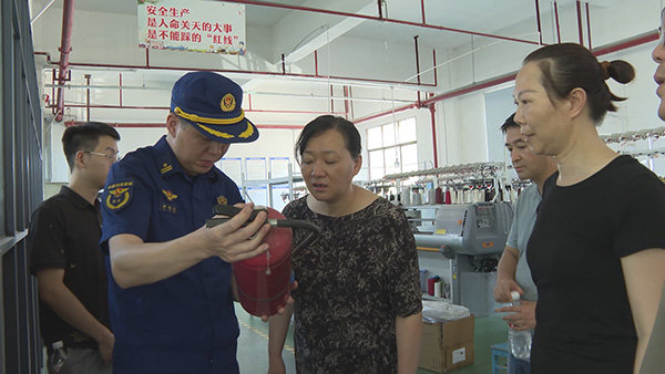 蓝山：邓群前往园区开展安全生产检查并召开“一主一特”产业发展会商会