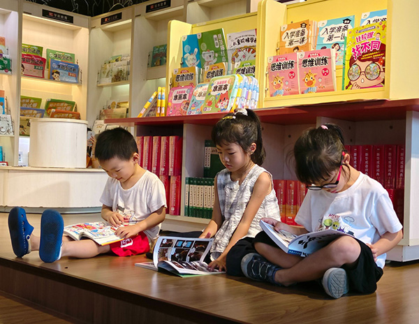 (图片新闻)蓝山:书店成为学生们暑期“充电”好去处4.jpg