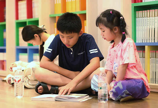 (图片新闻)蓝山:书店成为学生们暑期“充电”好去处2.jpg