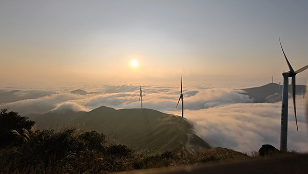 美丽蓝山:风起雾散 青山见影1.jpg
