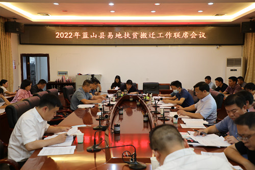 邓群出席会议并讲话,县委常委,常务副县长张国材,副县长唐建伟参加