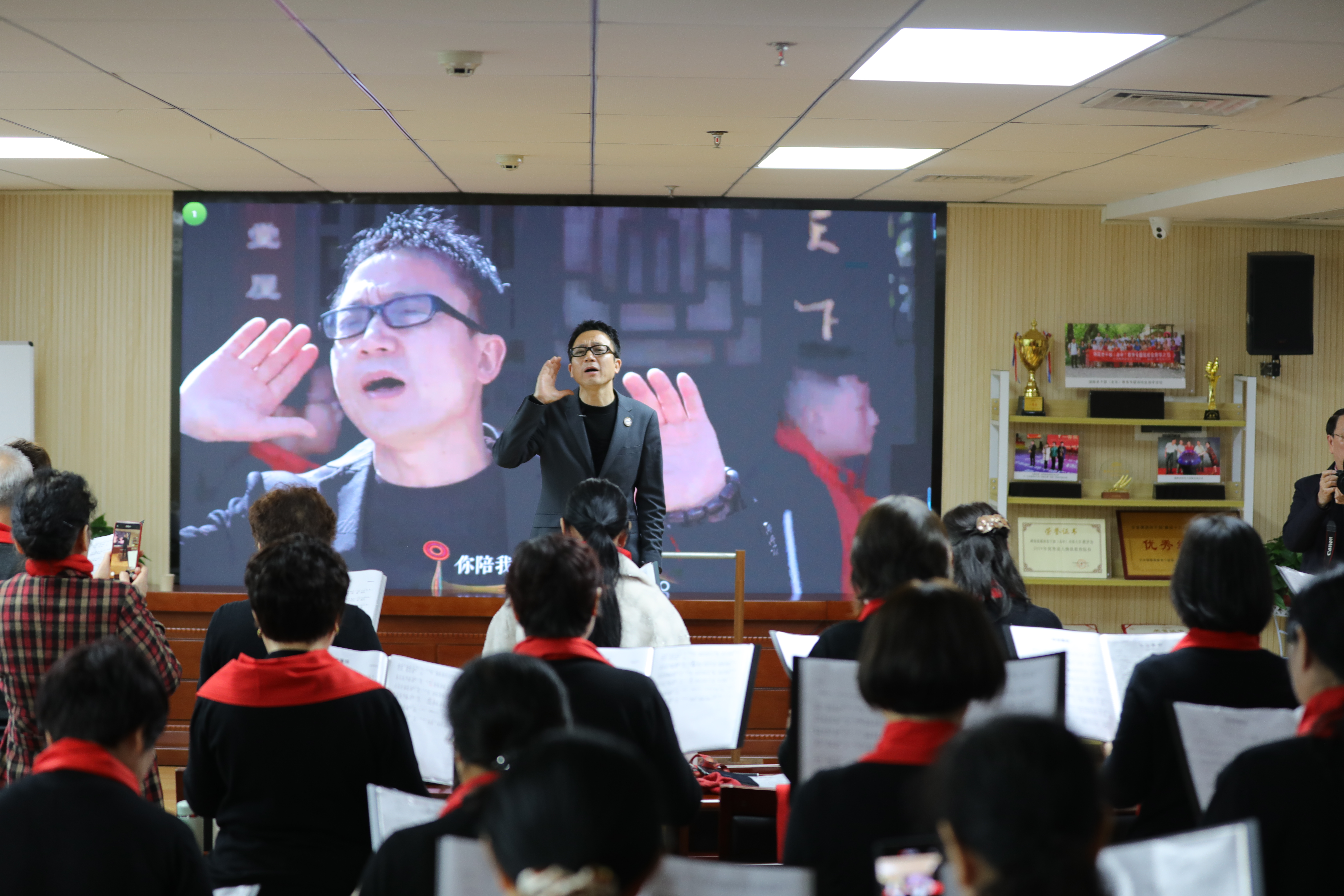 与老年大学共唱   金晶.JPG